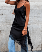 Vestido de cocktail assimétrico em cetim e renda para noites elegantes
