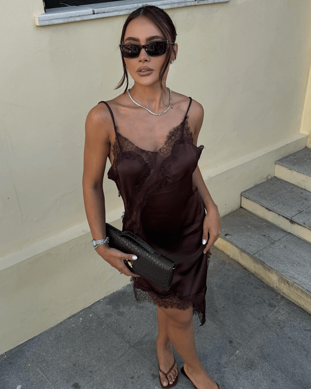 Vestido de cocktail assimétrico em cetim e renda para noites elegantes