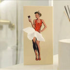 Kevara Näsdukshållare med vintage pin-up klänningar i träfinish