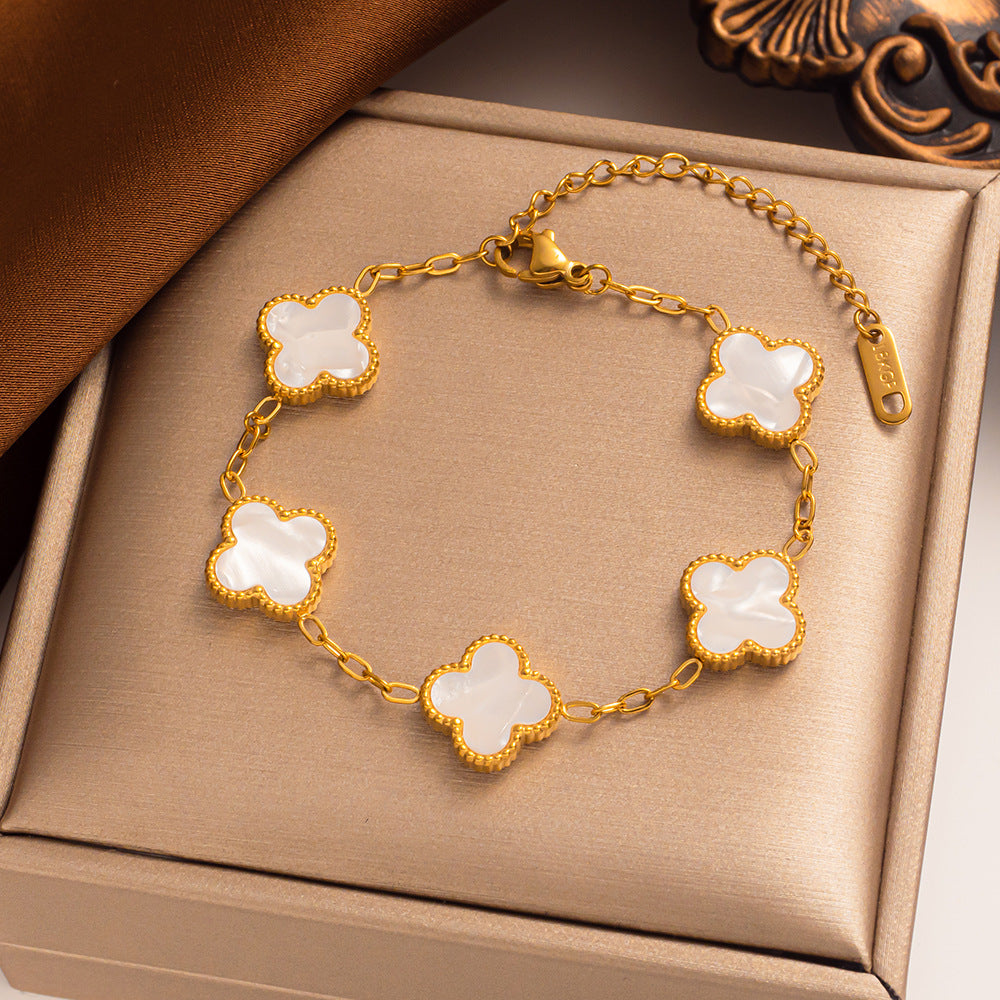 Bracciale Liora Clover con Quattro Ciondoli Floreali in Acciaio Inossidabile Placcato Oro