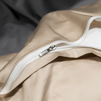 Juego de ropa de cama bordada en satén NovaQuill de cuatro piezas